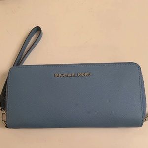Michael Kors Bags - Barely used Michael Kors wristlet Michael Kors Bags - Barely used Michael Kors wristlet